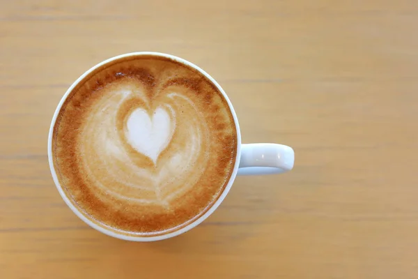 Kopi latte panas diletakkan di meja kayu di restoran kafe — Stok Foto