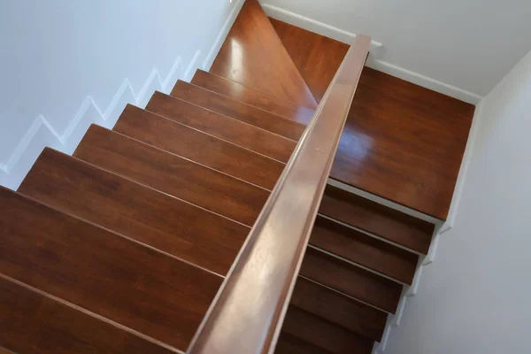 Interior tangga kayu coklat menghiasi gaya modern rumah tinggal — Stok Foto
