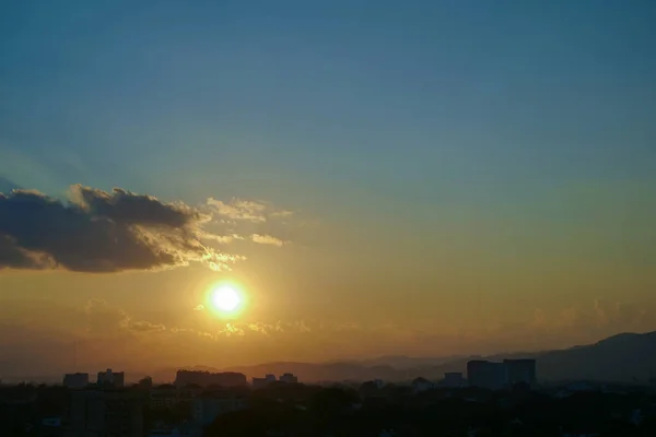 Wunderschöner Abendhimmel über der Stadt — Stockfoto