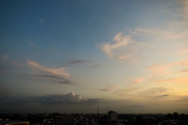 Закат Неба Облака Над Городом — стоковое фото