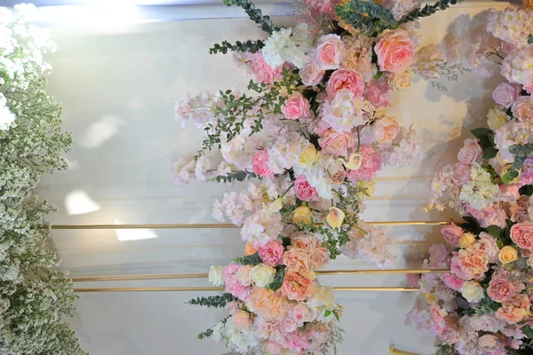 婚礼背景下的玫瑰花饰设计墙背 — 图库照片
