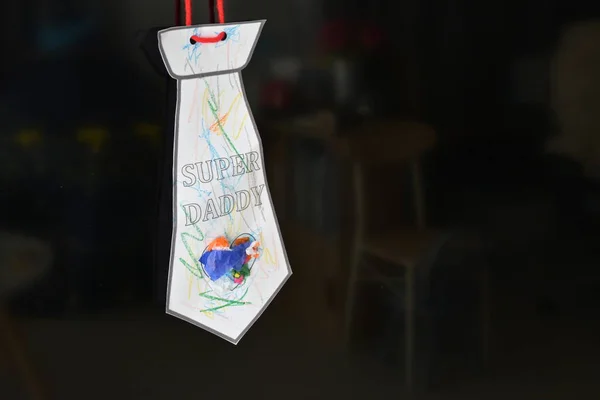 Papier cravate artisanale cadeau super papa de fils fabriqué à partir de déchets recyclés, concept heureux fête des pères — Photo