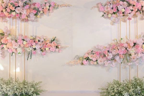 Rosa decoración de flores en el telón de fondo de la pared de diseño de la boda — Foto de Stock