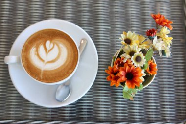 Kafe restoranında sıcak sütlü kahve.