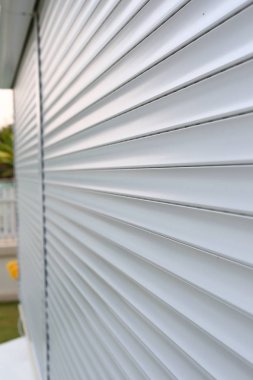 Modern evdeki beyaz paten kepenkleri kapalı.