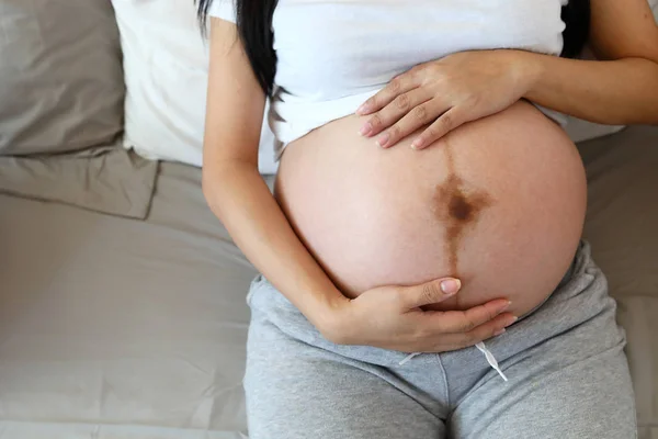 Moeder hand houden omarmen buik zwanger van liefde voor een baby — Stockfoto