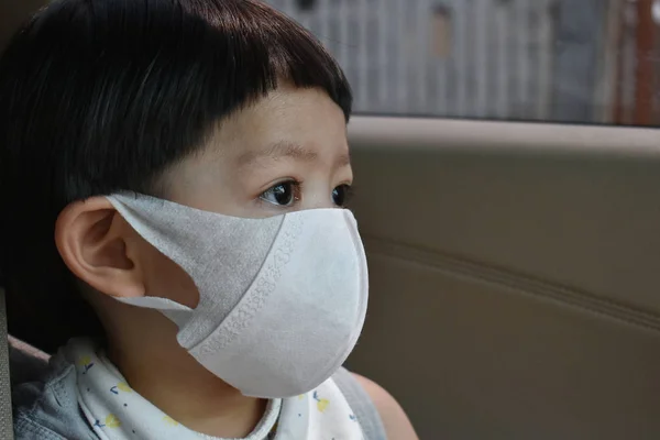 Мила дитина в масці для обличчя захищає забруднення повітря пилом з пт 2.5 — стокове фото