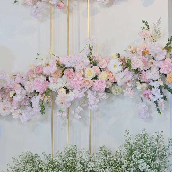 Rosa decoración de flores en el telón de fondo de la pared de diseño de la boda — Foto de Stock