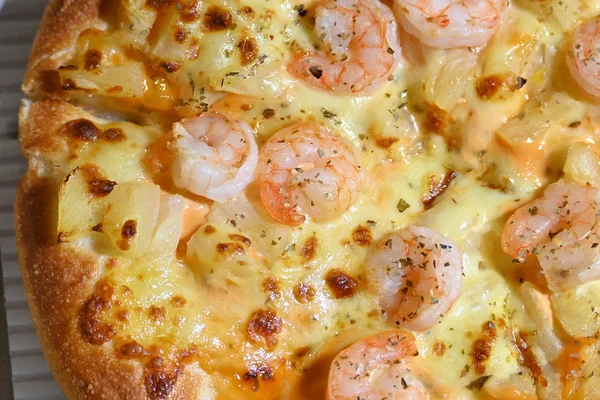 Pizza italienne fromage à l'ananas et crevettes garniture fruits de mer — Photo
