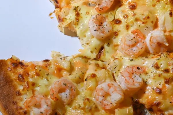 Brânză italiană de pizza cu ananas și creveți topping alimente de mare — Fotografie, imagine de stoc