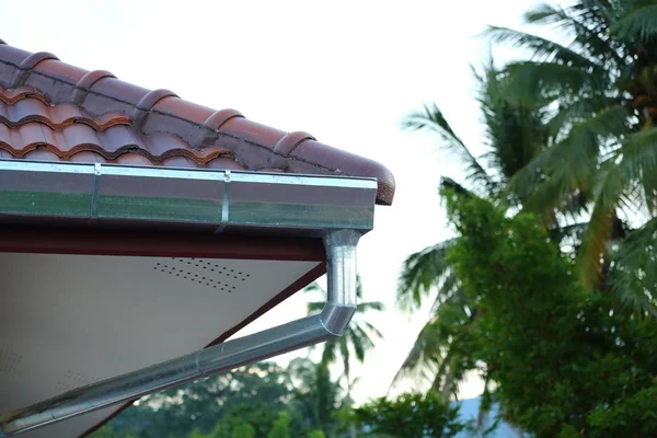 Tubulação de aço inoxidável da calha do telhado na casa residencial — Fotografia de Stock