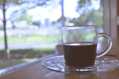 Masaya konmuş bardakta sıcak sade kahve.