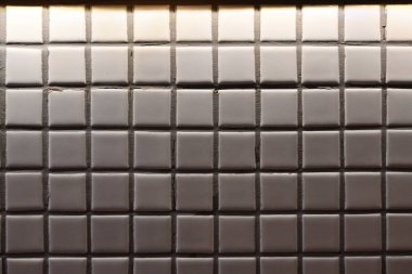 Duvardaki küçük beyaz mozaik fayans dekorasyonu