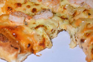 İtalyan peyniriyle ananas ve karides soslu deniz ürünü.