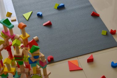Çocuk gelişimi için tahta blok geometrisi inşa etmek
