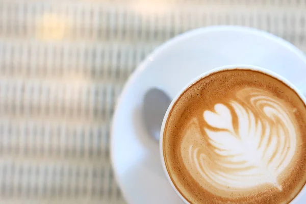 Kopi latte panas diletakkan di atas meja di pagi hari — Stok Foto
