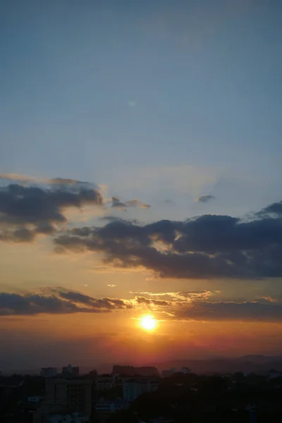 Piękne dramatyczne Niebo Zachód słońca nad panoramę miasta — Zdjęcie stockowe