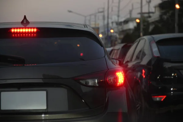 Embouteillage sur la route de nuit, voiture au volant dans les heures de pointe de la vie urbaine — Photo