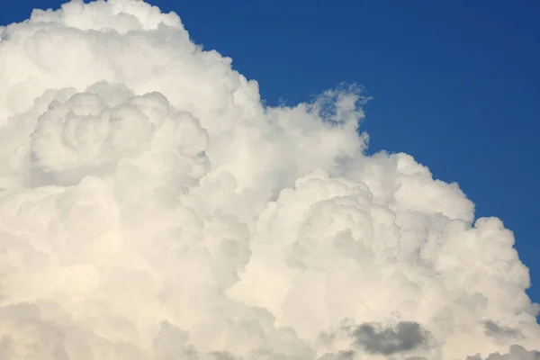 Awan putih halus di atas latar belakang langit biru bersih — Stok Foto