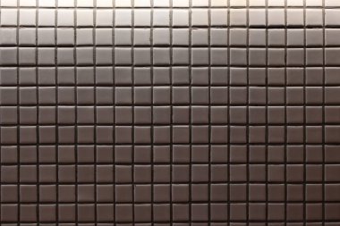 Duvardaki küçük beyaz mozaik fayans dekorasyonu