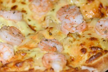 İtalyan peyniriyle ananas ve karides soslu deniz ürünü.