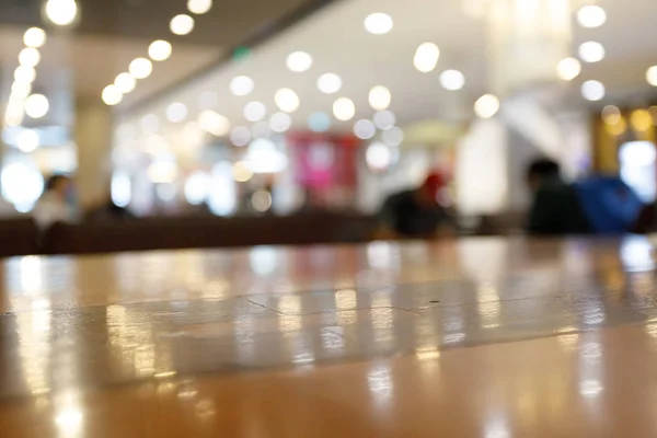 Mesa de madera vacía de exhibición en cafetería con decoración ligera de lujo para la celebración de la cena — Foto de Stock