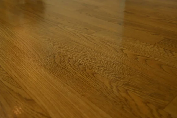 Piso limpio laminado de madera marrón pulido en casa — Foto de Stock