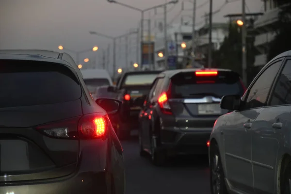 File op de nacht weg, auto rijden in de spits van het stadsleven — Stockfoto