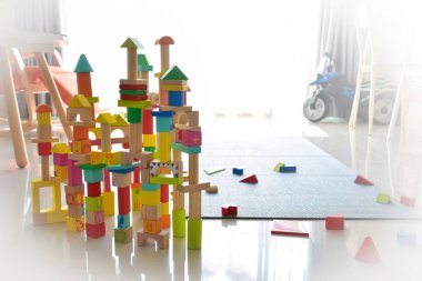 Çocuk gelişimi için tahta blok geometrisi inşa etmek