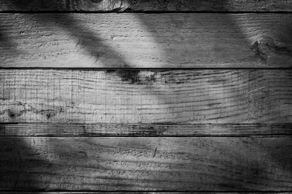 Toile de fond de texture de planche de mur de grange en bois foncé avec la lumière brillante dans la nuit, vue de dessus de la vieille table en bois — Photo