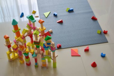 Çocuk gelişimi için tahta blok geometrisi inşa etmek
