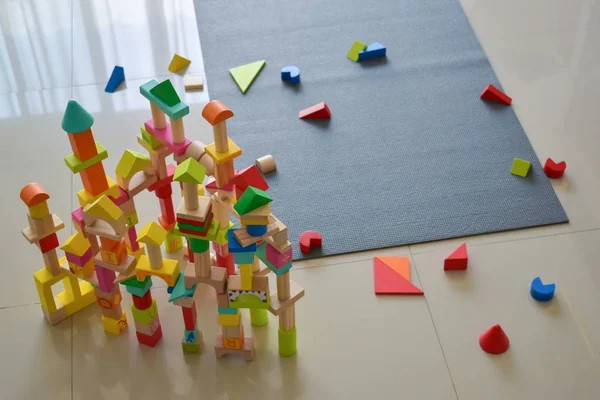 Membangun mainan kayu blok geometris untuk pengembangan belajar anak — Stok Foto