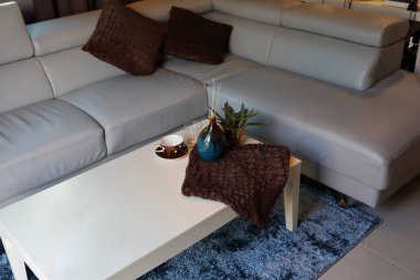 Oturma odasındaki masa dekore edilmiş küçük vazoda.