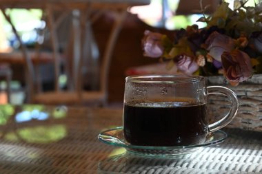 Sıcak americano sade kahve içeceği sabah masaya konur.