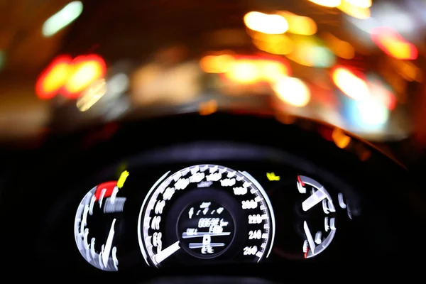 Incidente d'auto incidente di sulla strada di notte, immagine sfocatura luce di auto ruotare movimento di sfondo — Foto Stock