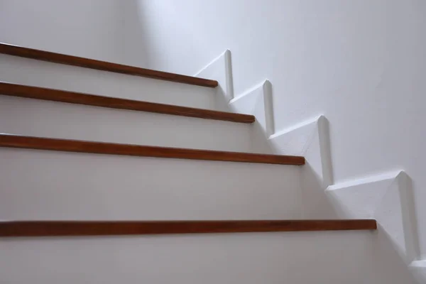 Escalera de madera marrón y pared blanca en casa residencial — Foto de Stock