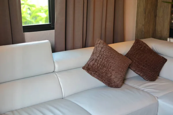 Furnitur sofa kulit di dalam ruang keluarga — Stok Foto