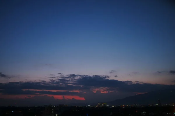 Dramatischer Abendhimmel über der Skyline der Stadt — Stockfoto