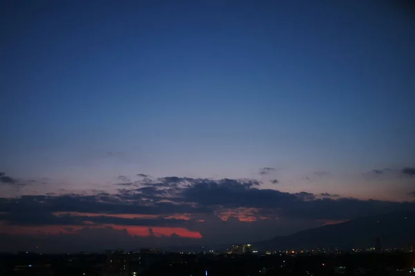 Cielo atardecer dramático sobre el horizonte de la ciudad —  Fotos de Stock