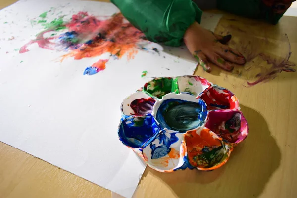 Enfant utilisant l'aquarelle avec peint à la main de l'imagination de frome d'art avoir du plaisir — Photo