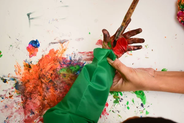 Niño usando acuarela con la mano pintada de arte frome imaginación divertirse —  Fotos de Stock