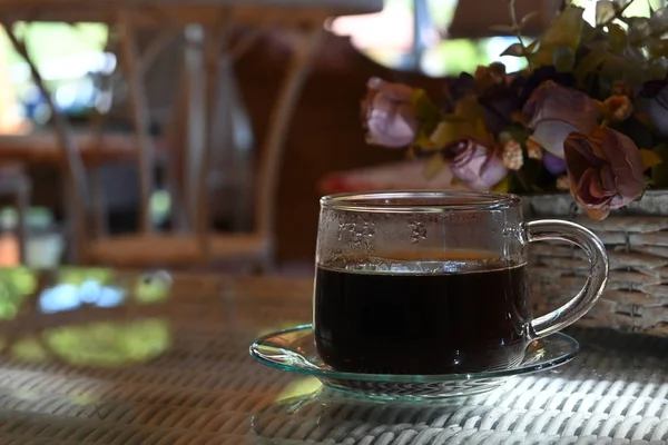 Café noir americano chaud mettre sur la table le matin — Photo