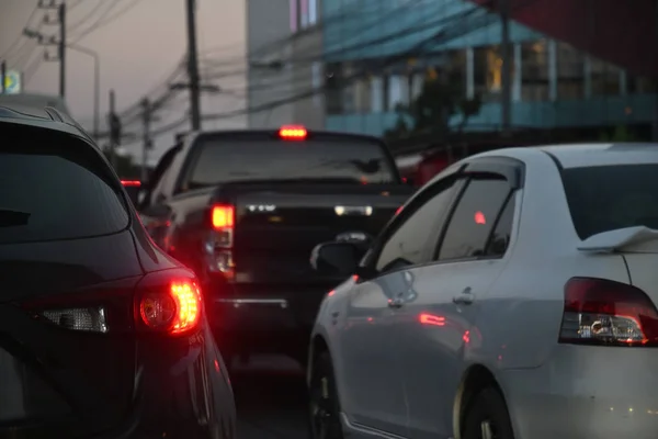 Embouteillage sur la route de nuit, voiture au volant dans les heures de pointe de la vie urbaine — Photo