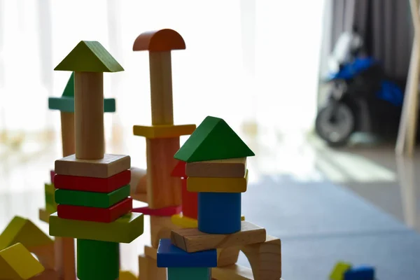 Costruzione di blocchi di legno giocattolo geometrico per lo sviluppo dell'apprendimento dei bambini — Foto Stock