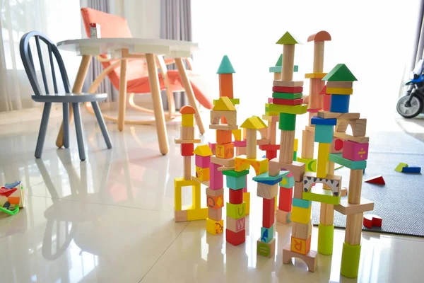 Costruzione di blocchi di legno giocattolo geometrico per lo sviluppo dell'apprendimento dei bambini — Foto Stock