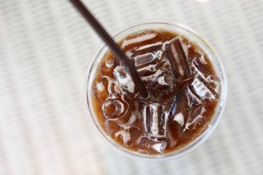 Kafede soğuk buzlu kahve içeceğiz.