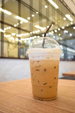 Kafedeki masaya koyulmuş buzlu kahve.