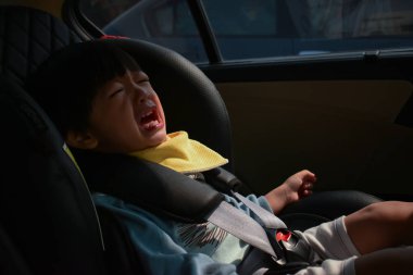 Bebek ağlaması bebek koltuğu güvenli sürüş