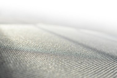 Yoga minderi yan fitness salonunda yere konur. İmaj sporu arka planı sabah güneş ışığıyla çalışır.
