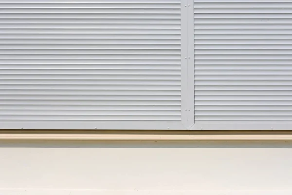 Белый затвор окна ролик закрытая охрана в современном доме — стоковое фото